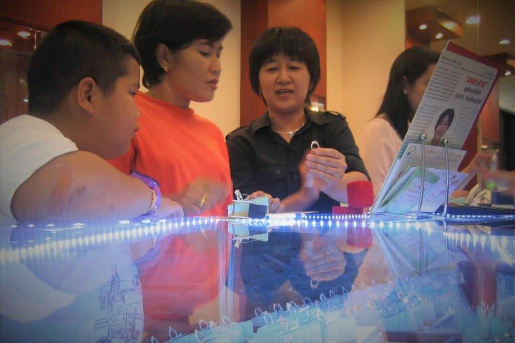 สอนดูเพชรแท้